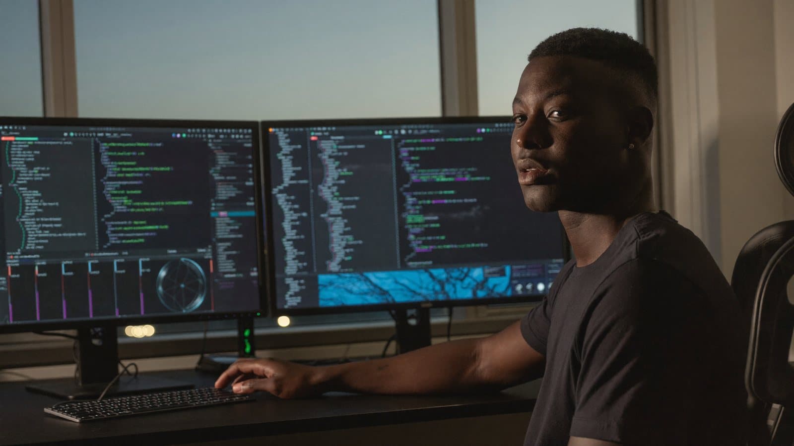 Un software engineer sénégalais développe une application dans un studio tech à Dakar